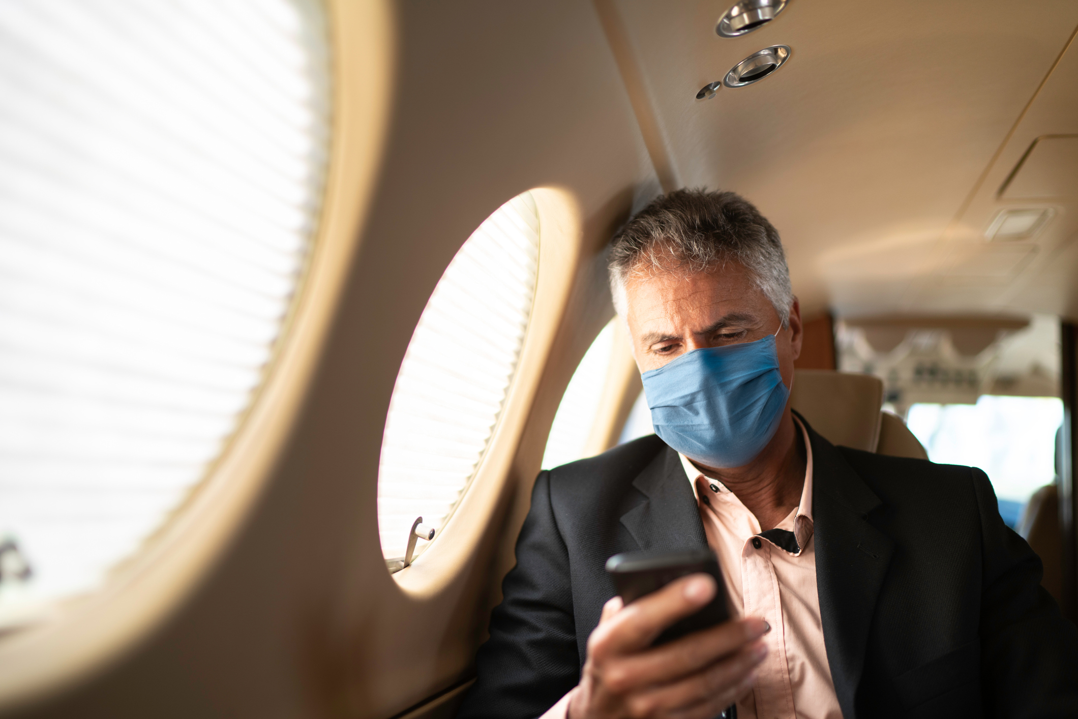 Homem executivo com suspeita de Influenza (H1N1) viaja com máscara para não contaminar colegas de vôo