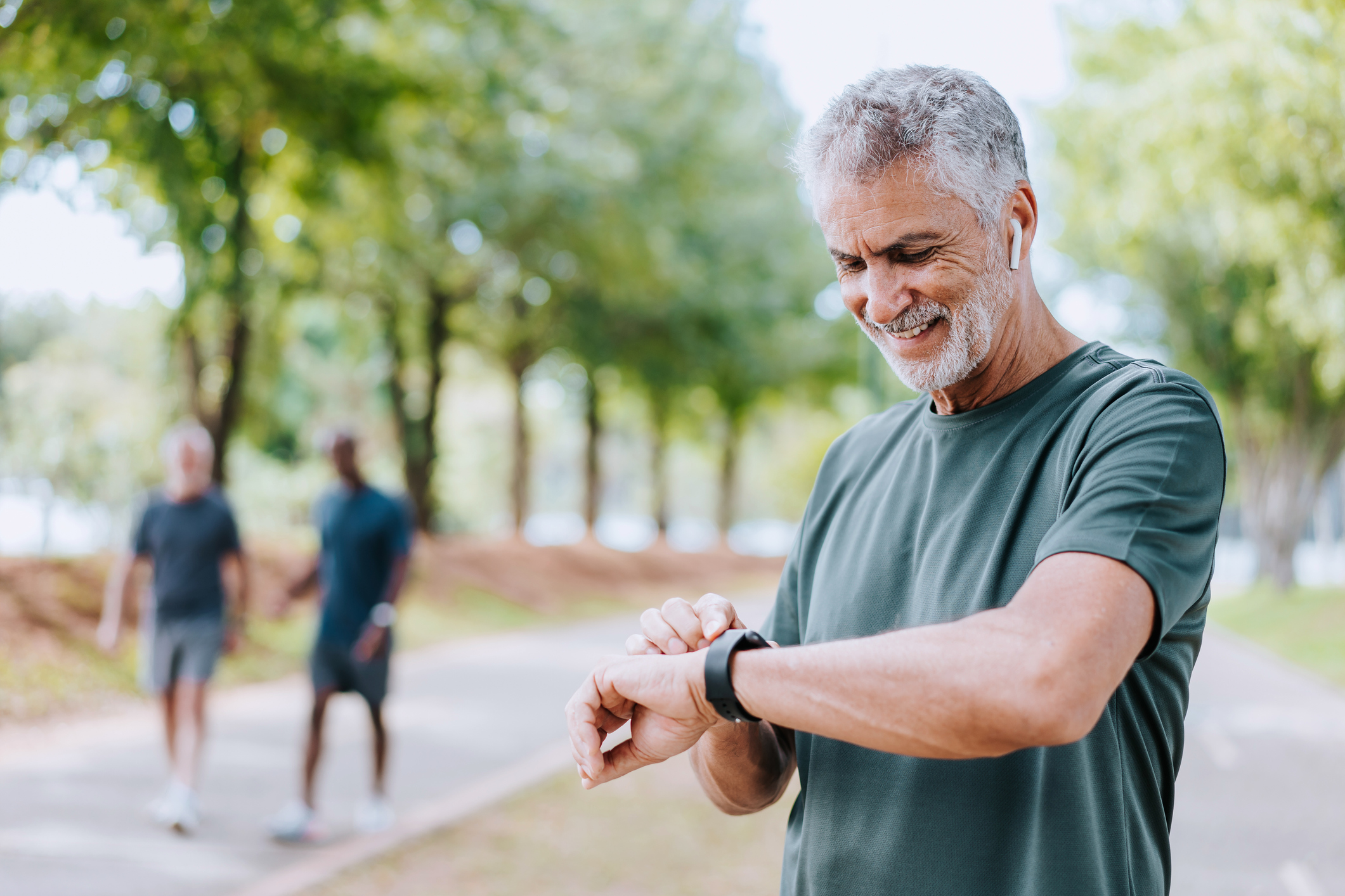 Para cuidar da saúde do homem, senhor começou a prática de corrida. Ele confere o relógio para ver o seu pace após uma corrida 