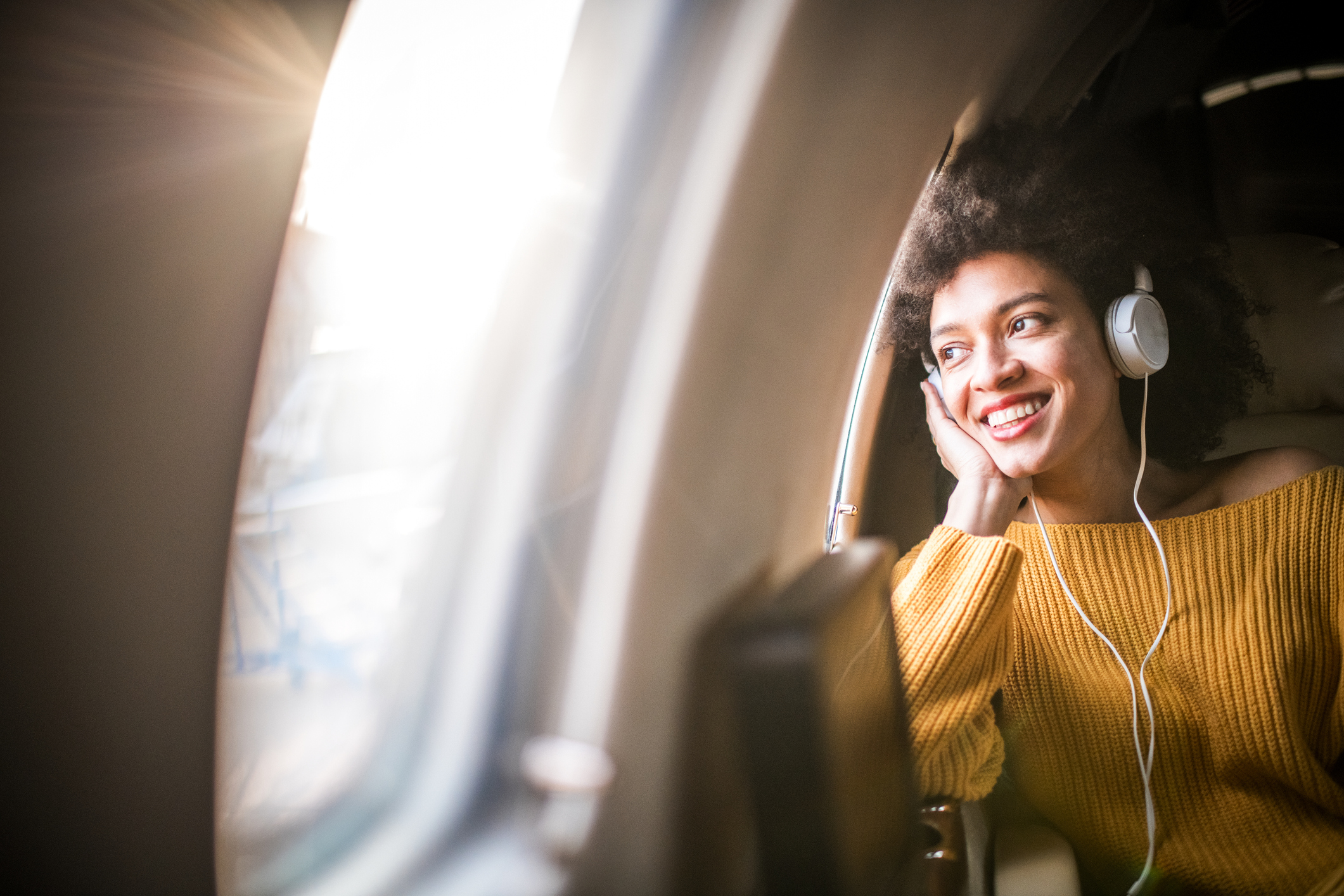 Mulher viaja feliz por ter adotado os meios de prevenção da trombose venosa