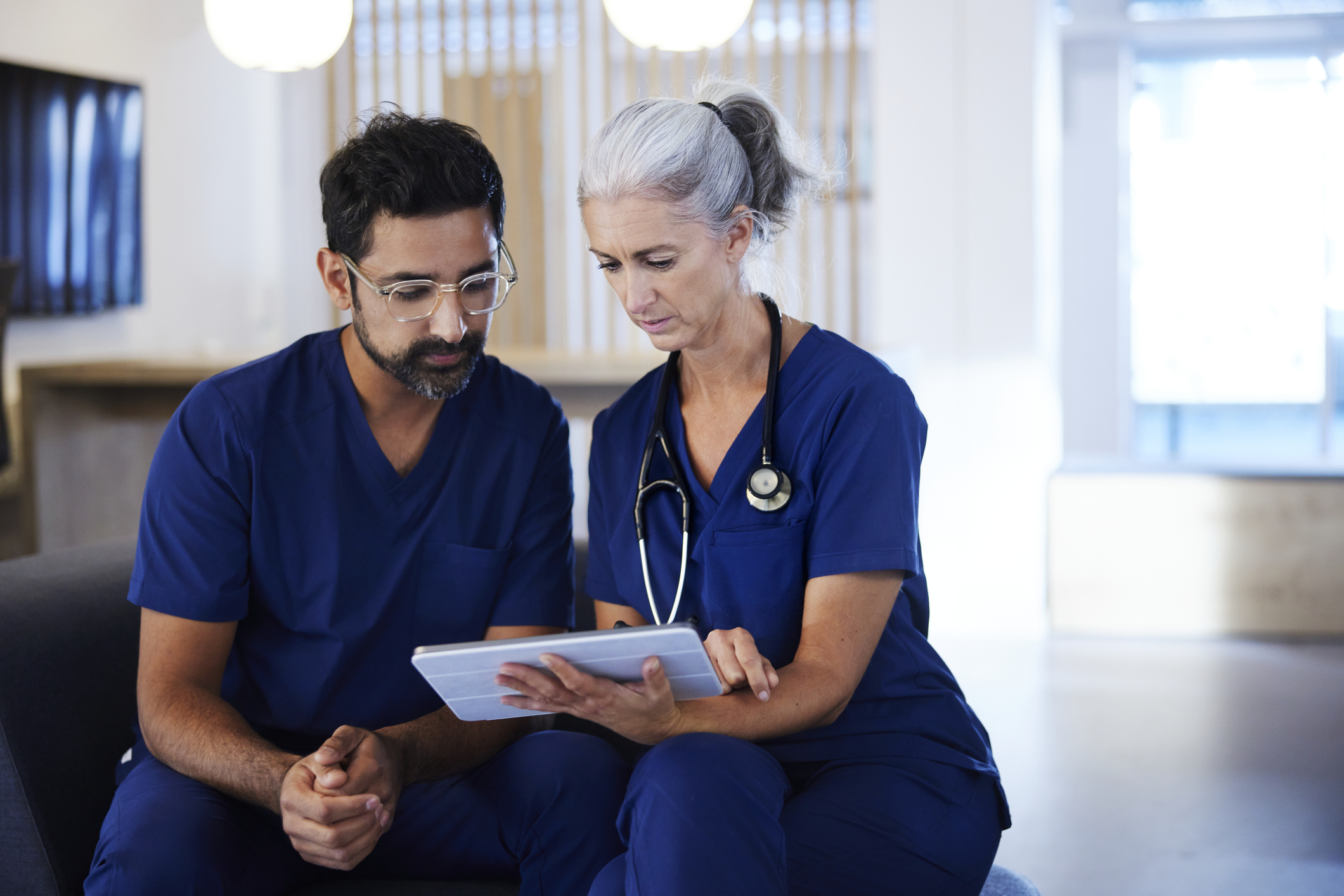 Equipe médica examina resultados de exame de paciente que tem sintomas de h. pylori