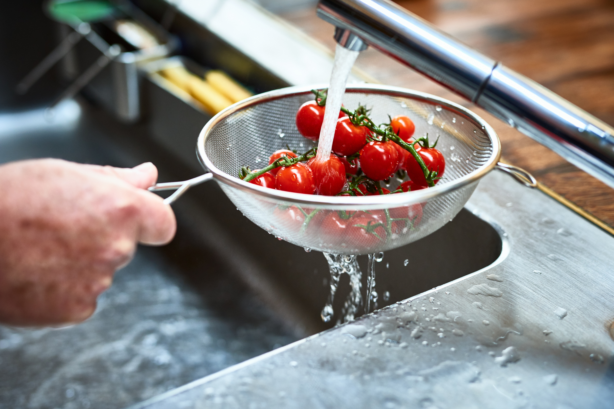 A limpeza dos alimentos pode auxiliar no combate a intoxicação alimentar 