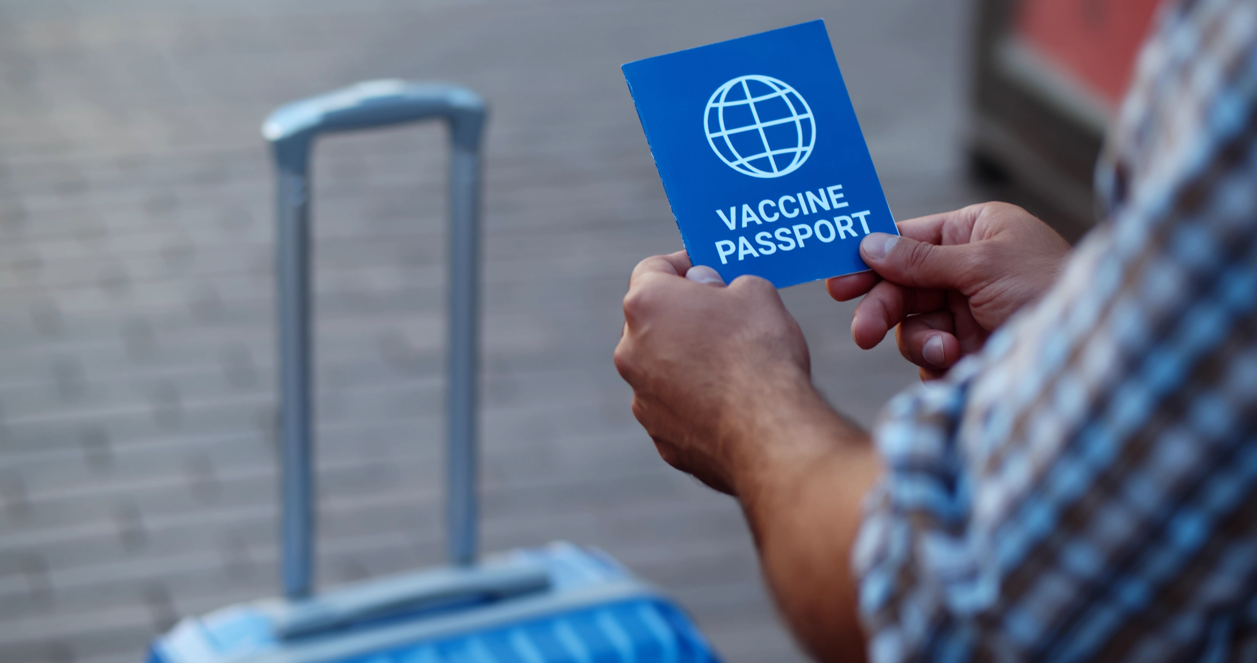 Viajante confere a validade da vacina da febre amarela - e de todas as outras vacinas - para viajar tranquilo