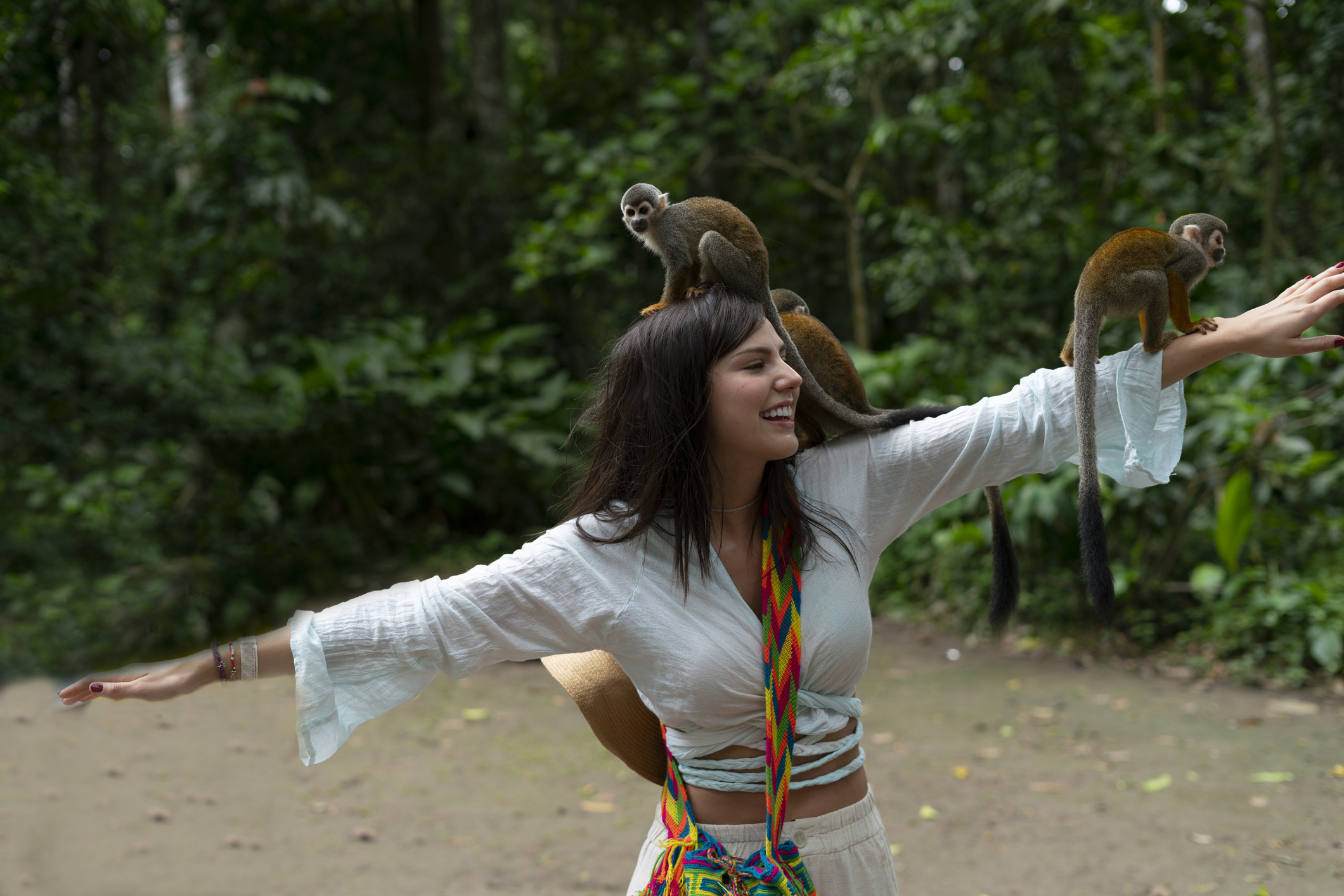 Mulher brinca com macacos em destino que viajou. Isso porque a sua vacina da febre amarela estava dentro da validade