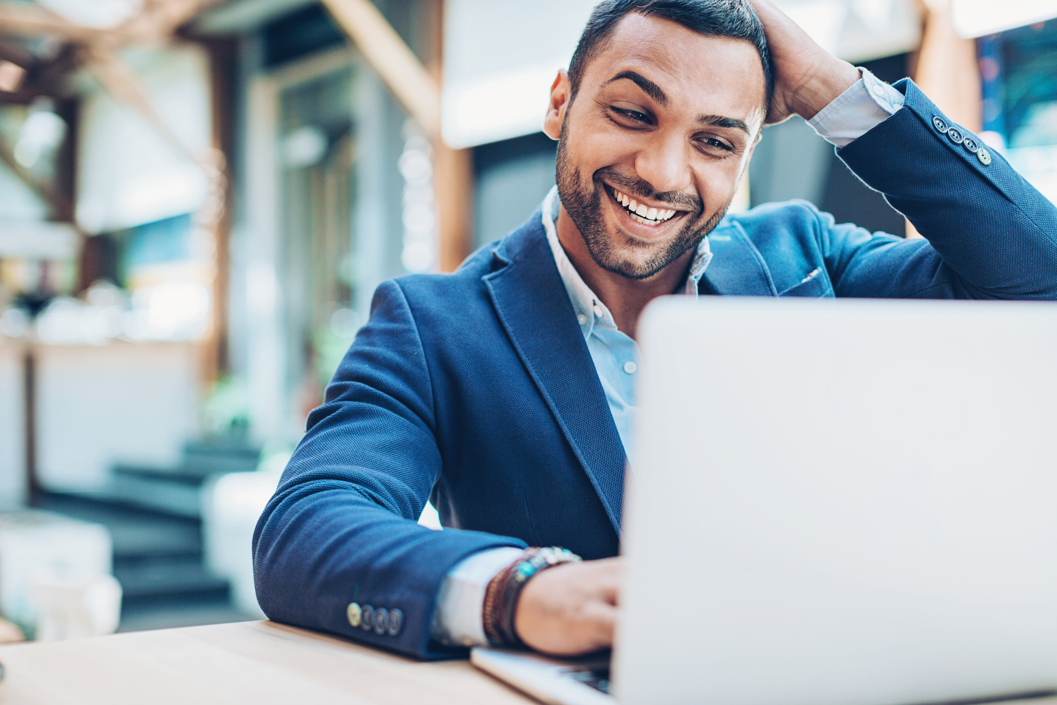 Homem trabalha em uma empresa que beneficia a saúde no trabalho, e isso faz com que ele trabalhe mais feliz