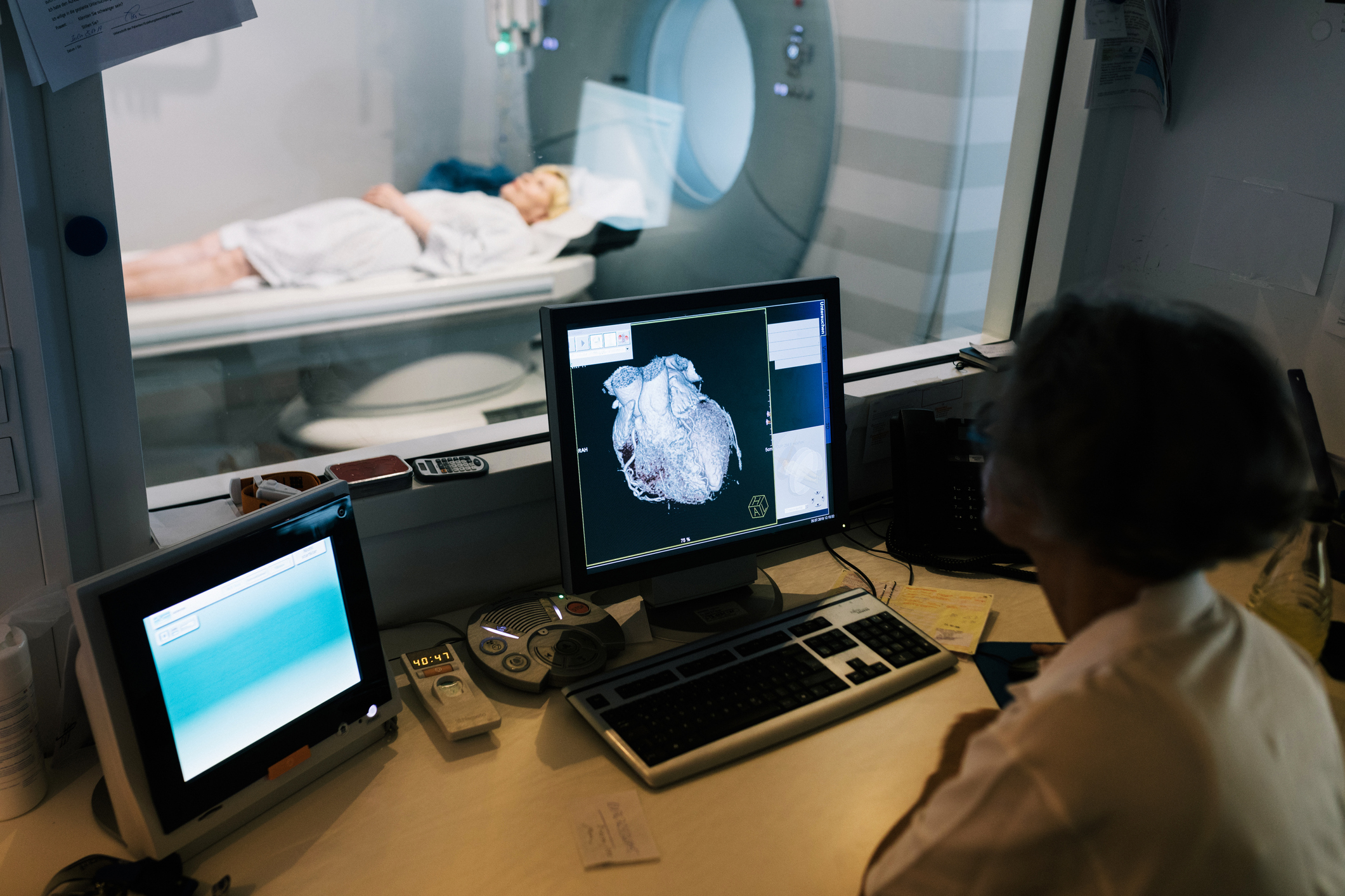 Médica faz ressonância magnética para investigar tumor cerebral em paciente 